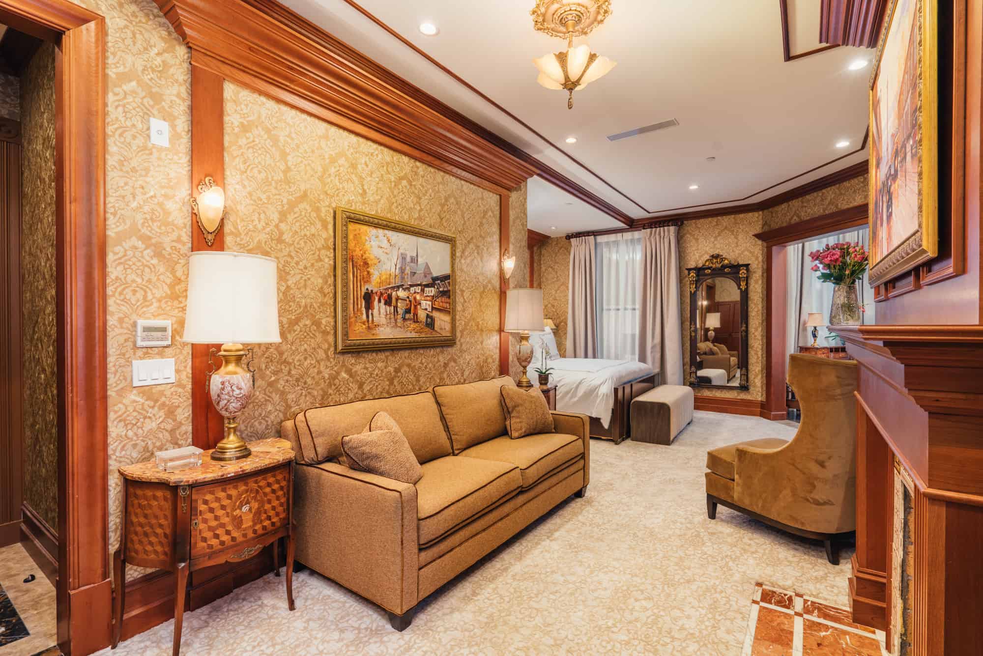 The Bay Suite - luxurious sitting-area, California-King bed, sleeper-sofa with a Queen-size mattress and 1.5 bathrooms